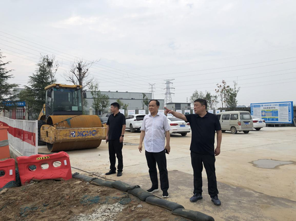 鄭州市建設(shè)投資集團(tuán)有限公司黨委委員、副總經(jīng)理張巖到侯寨新鎮(zhèn)區(qū)安置區(qū)調(diào)研項(xiàng)目建設(shè)工作